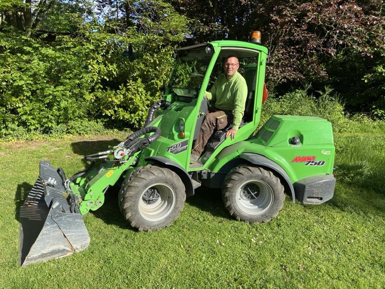 Florian Lehn mit dem Radlader von Lehn Haus & Garten