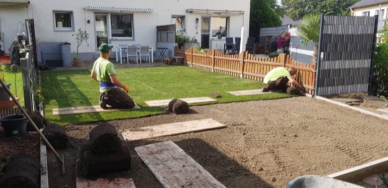 Rollrasen verlegen
